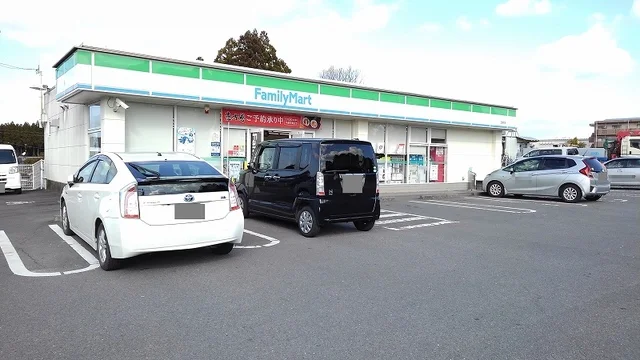 ファミリーマートまで270m