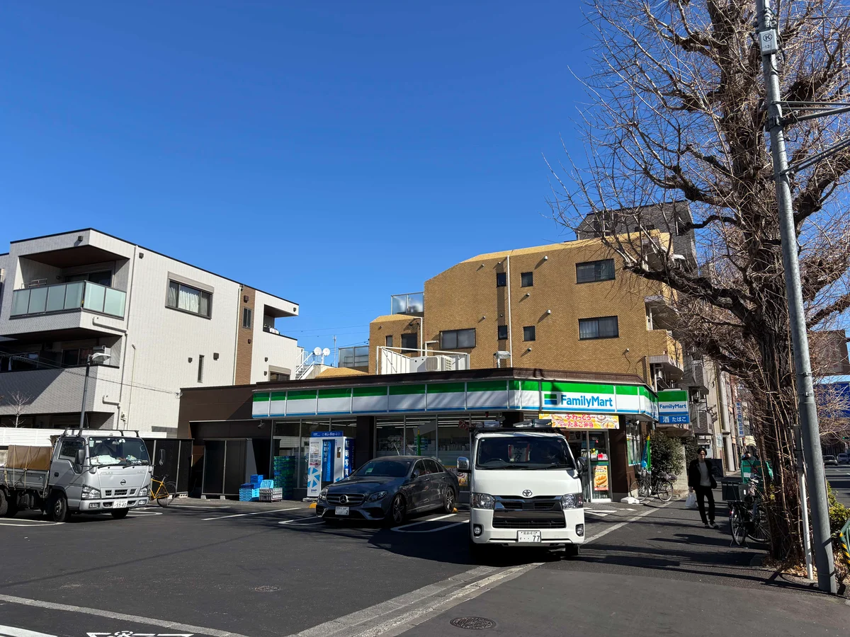 ファミリーマート（24H）　徒歩3分