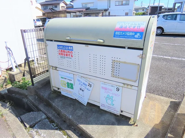 敷地内にゴミ庫が設置されておりゴミ捨てに便利です