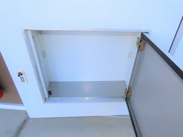 玄関扉に宅配ボックスあり