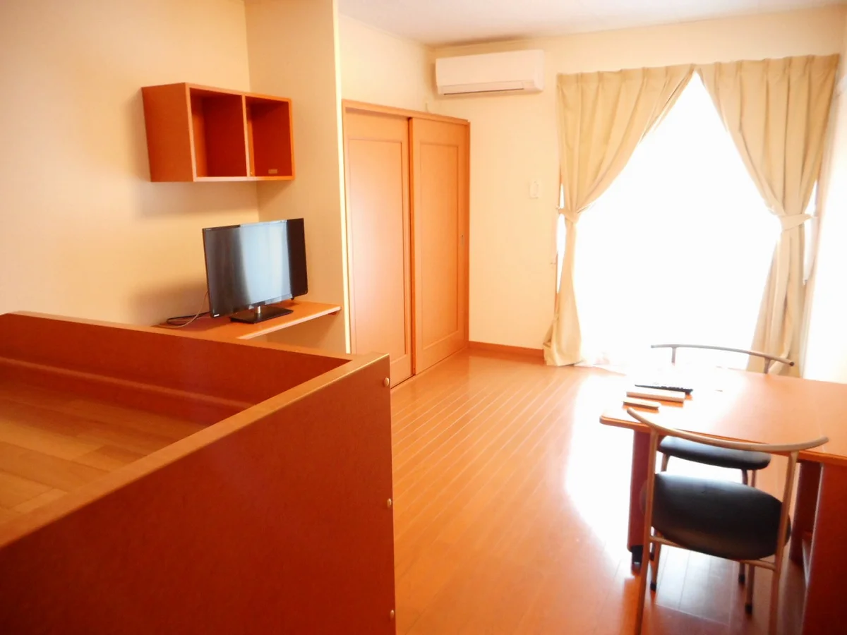 カーテンやテーブル、テレビも備え付けです