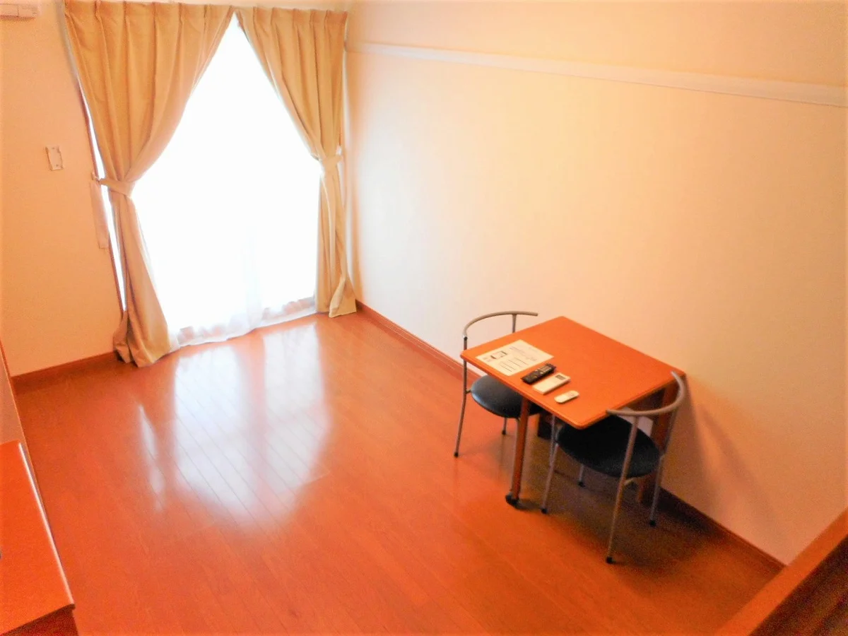 テーブルは折り畳み式です