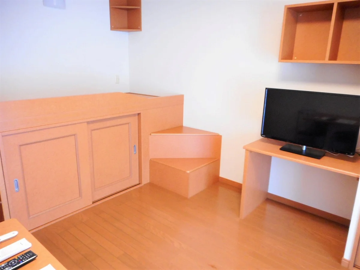 ベッド下、階段下は大容量収納！