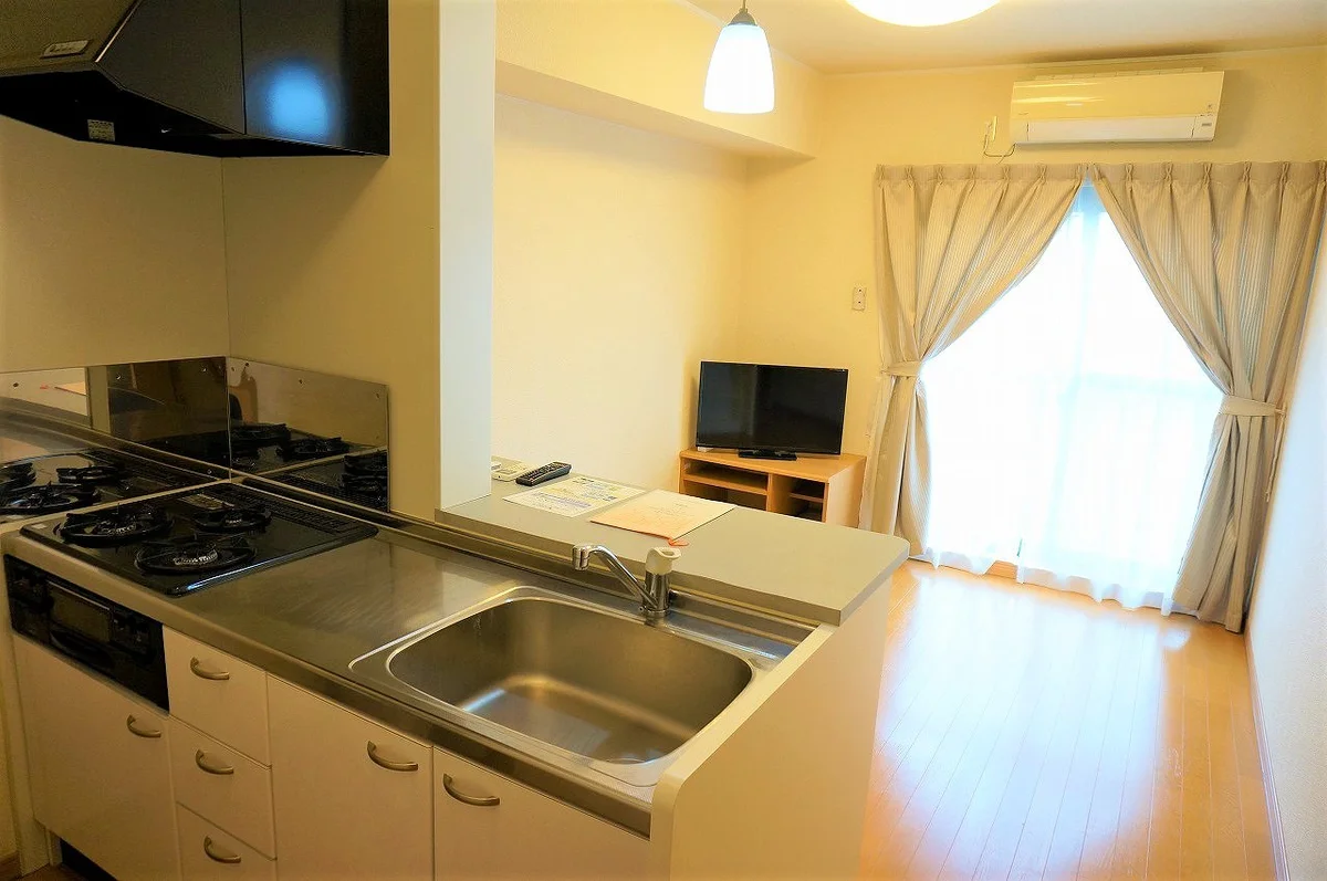 カーテンやテーブル、テレビも備え付けです