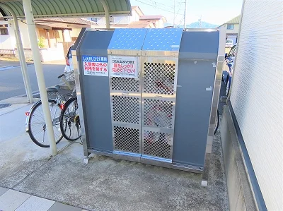 敷地内にゴミ庫が設置されておりゴミ捨てに便利です