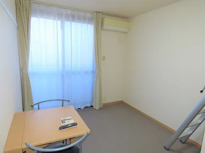 カーテンやテーブルも備え付けです