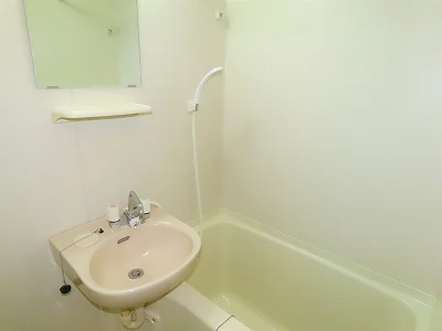 洗面台とユニット式のお風呂です