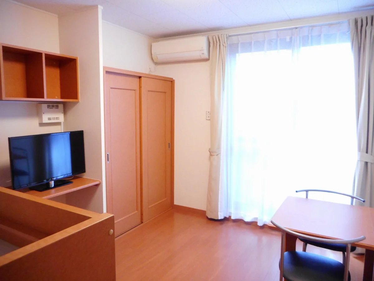 カーテンやテーブル、テレビも備え付けです