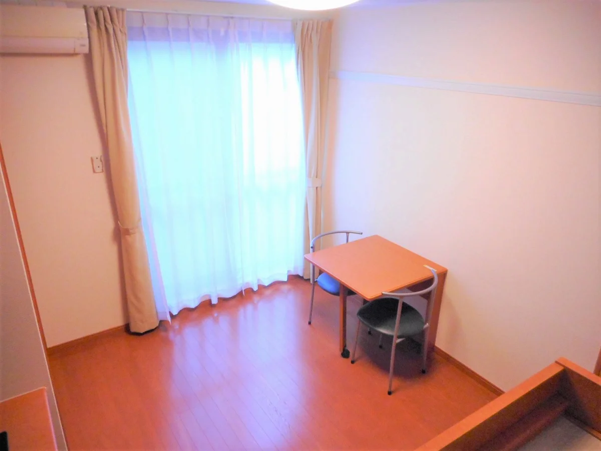 テーブルは折り畳み式です