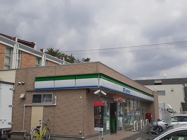 ファミリーマートまで465m