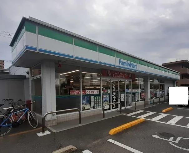 ファミリーマート様まで300m