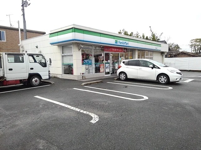 ファミリーマートまで790m