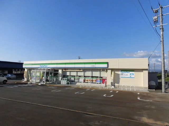 ファミリーマート　十文字西原店まで500m