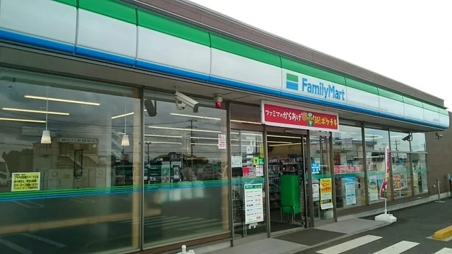 ファミリーマートまで1100m