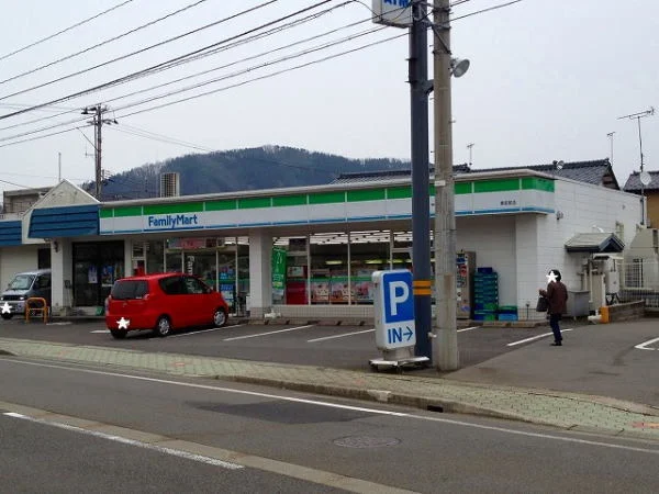 ファミリーマート粟田部店まで450m