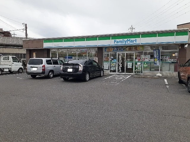 ファミリーマートまで300m