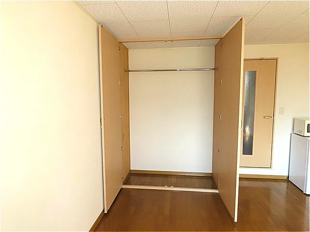 居間に大きい収納スペースがあります