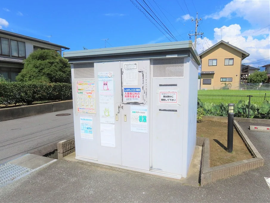 敷地内にゴミ庫が設置されておりゴミ捨てに便利です