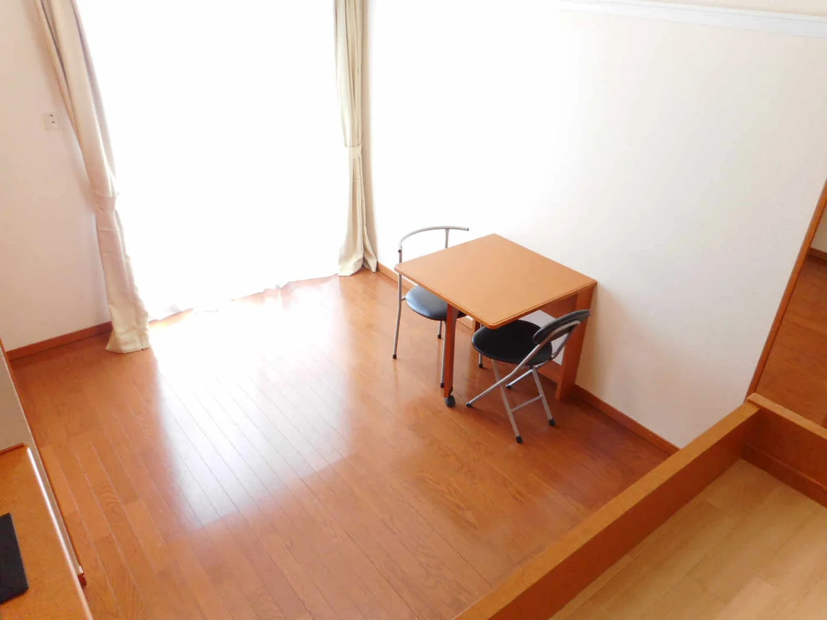 テーブルは折り畳み式です