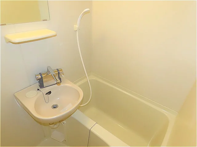 洗面台とユニット式のお風呂です