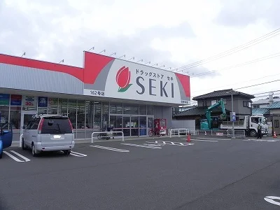 ドラッグストアセキ　花野井店まで400m