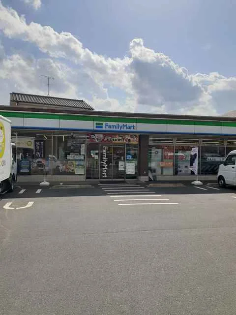 ファミリーマートまで589m