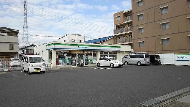 ファミリーマート　川口戸塚店まで900m
