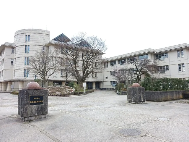 新湊放生津小学校まで450m