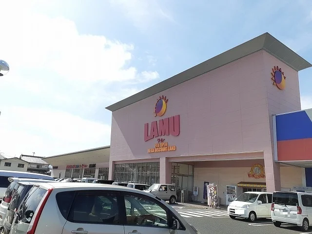 ラ・ムー 倉吉南店まで300m