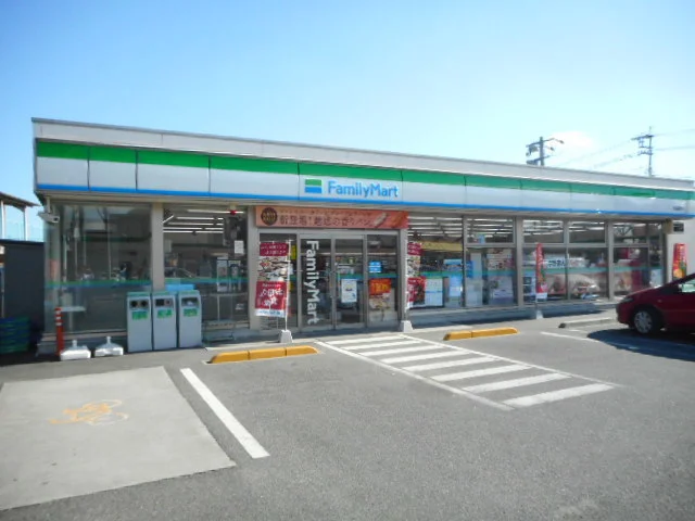 ファミリーマートさんまで1100m