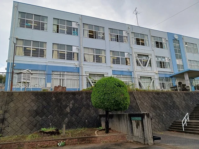船越小学校まで1200m