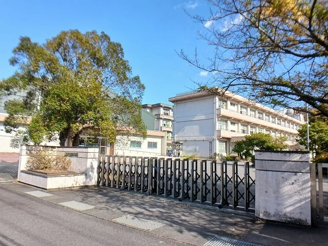 鴛野小学校まで190m