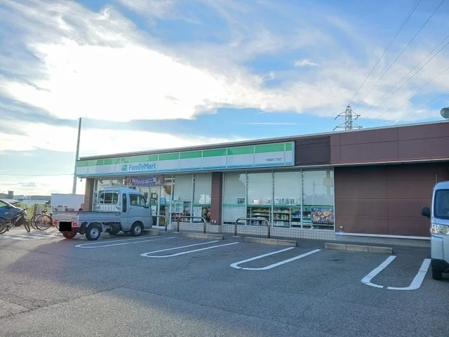 ファミリーマートまで450m