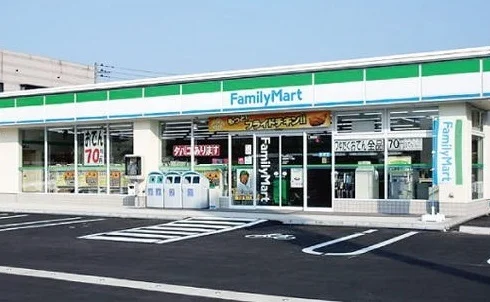 ファミリーマートまで700m