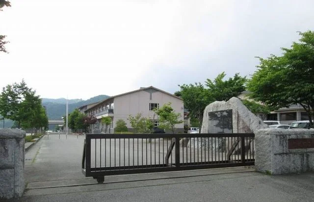 忍野小学校まで2200m