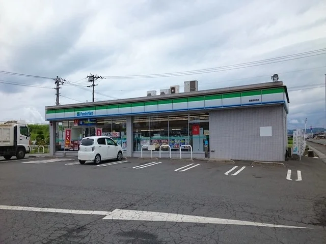 ファミリーマートまで650m