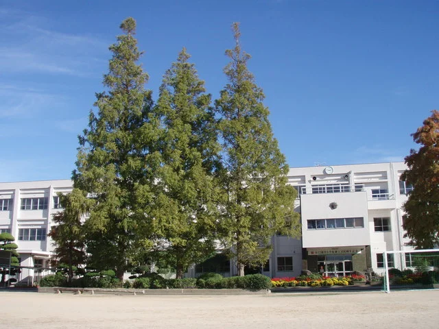 宇部市立新川小学校まで900m