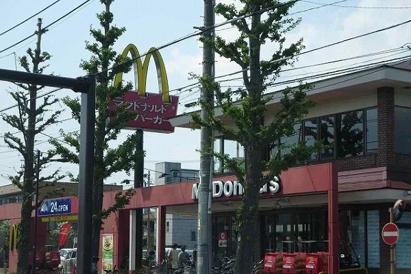 マクドナルドまで1100m