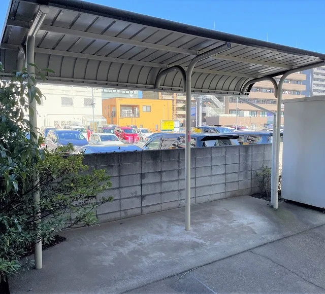 屋根付き駐輪場完備