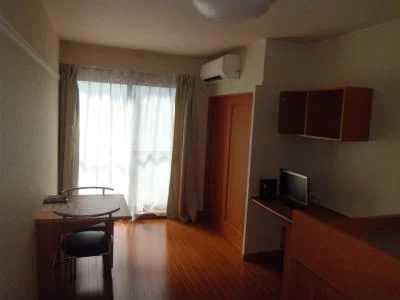 机・イス・ベッドなどが配置されています。