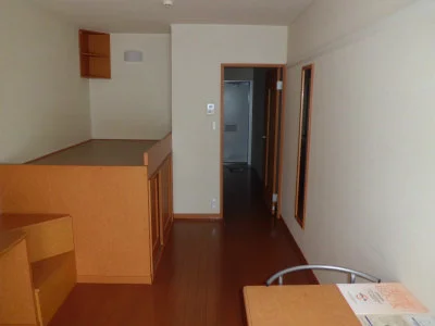 窓際から玄関方向を眺めると・・・