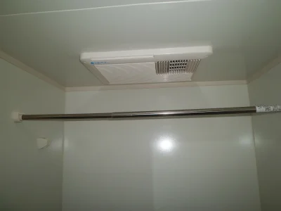 浴室乾燥機。洗濯物を乾かせます。