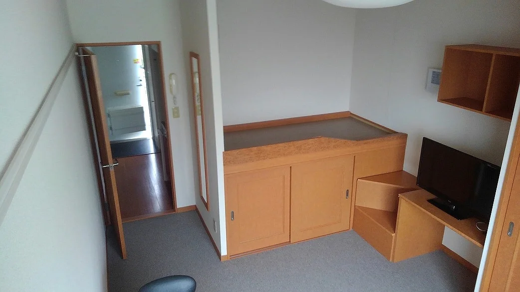 寝室兼居室です。ベットが造り付となっております。