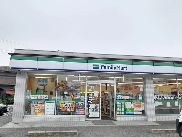 ファミリーマートまで140m
