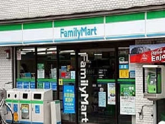 ファミリーマートまで750m