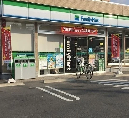 ファミリーマートまで750m
