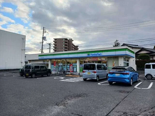 ファミリーマートまで260m