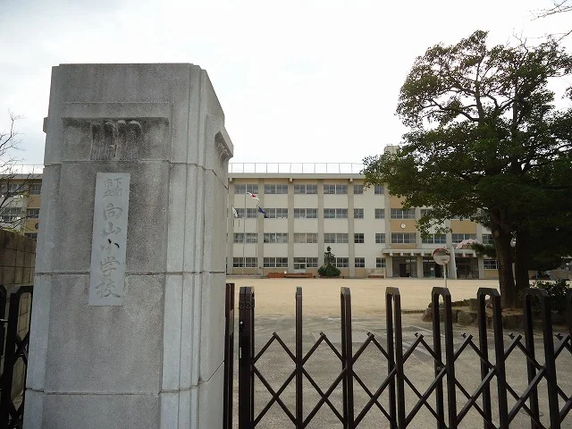 下関市立向山小学校まで350m