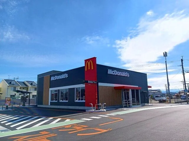 マクドナルドまで750m