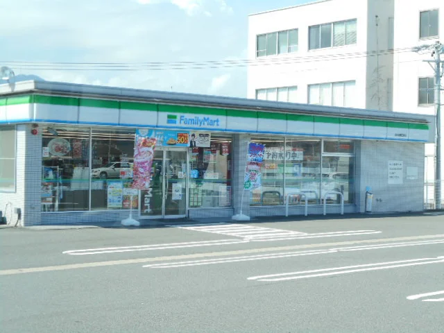 ファミリーマートまで180m